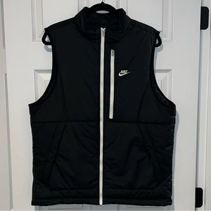 NWOT Men's Therma-FIT Windrunner Midweight Puffer Vest Black and White Size L